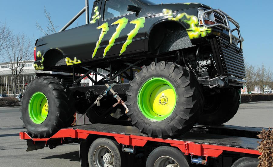 att transportera en så kallad monster truck kan vara lite omständligt och dessutom räknas som bred last i många fall det är ju inga små maskiner det där