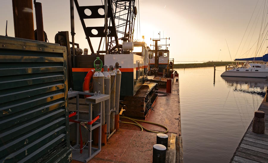 stora gasflaskor skymtas vid denna hamn