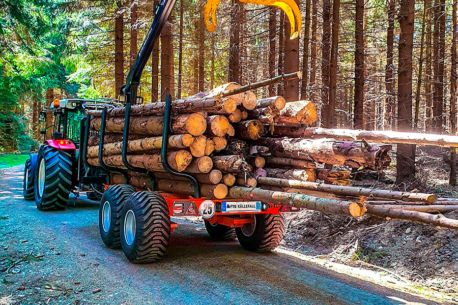 forestry transport with integrated cranes are useful machines
