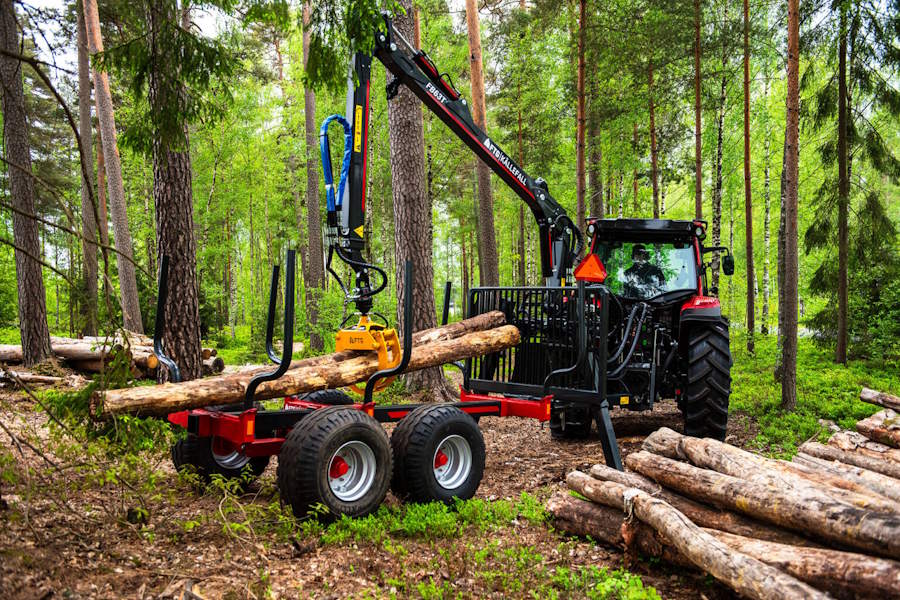 Look at this bad boy from FTG Källefall! The combined logging trailer and crane, transform your tractor into a fierce Forest Warrior, ready to pick up that timber in no time and in the harshest terrain. Nuff said, jokes aside.