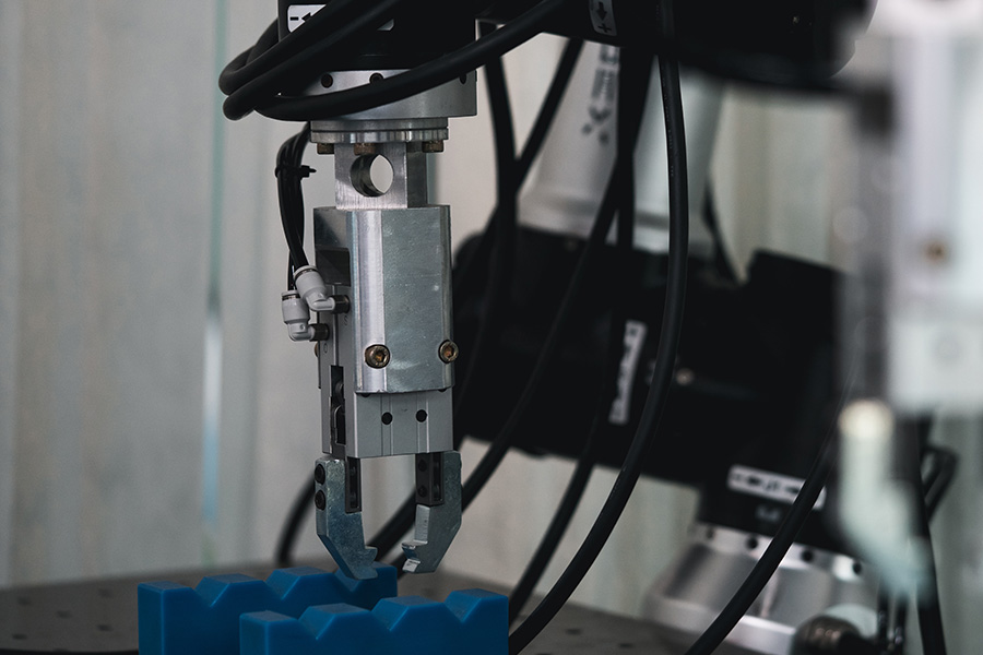 Robotarm med pneumatiska gripdon inom fordonstillverkning